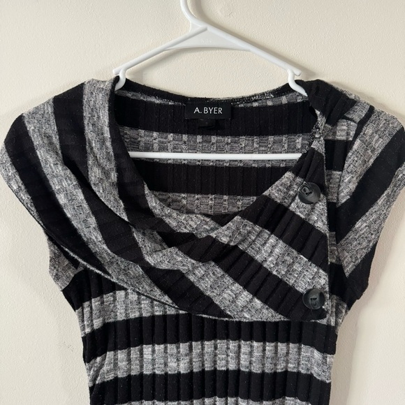 A.Byer Short Sleeve Sweater - Size Small - Picture 4 of 7